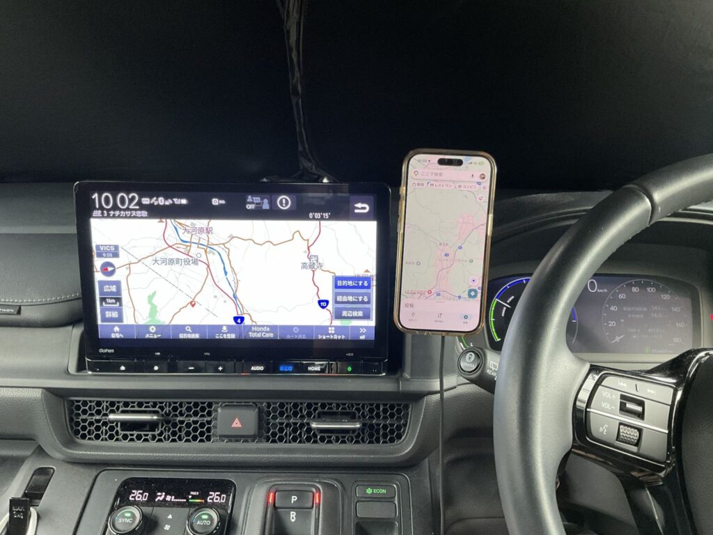 車内のカーナビ＋スマホホルダーの写真