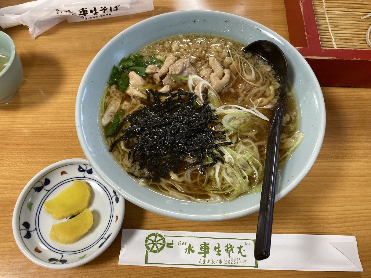 山形名物「元祖鳥中華」。そばつゆベースのスープに鶏肉、天かす、海苔、ねぎがのっている