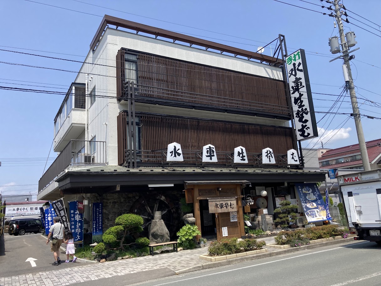 山形県天童市の老舗そば店「水車生そば」の外観。大きな水車が目印