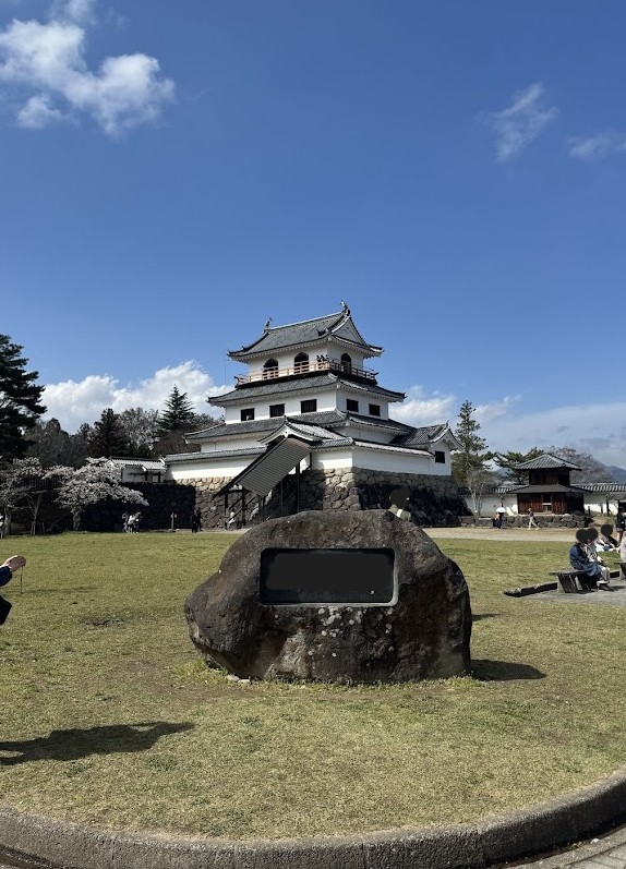 散歩の折り返し地点にしているお城の天守（石碑の文字は伏せています）