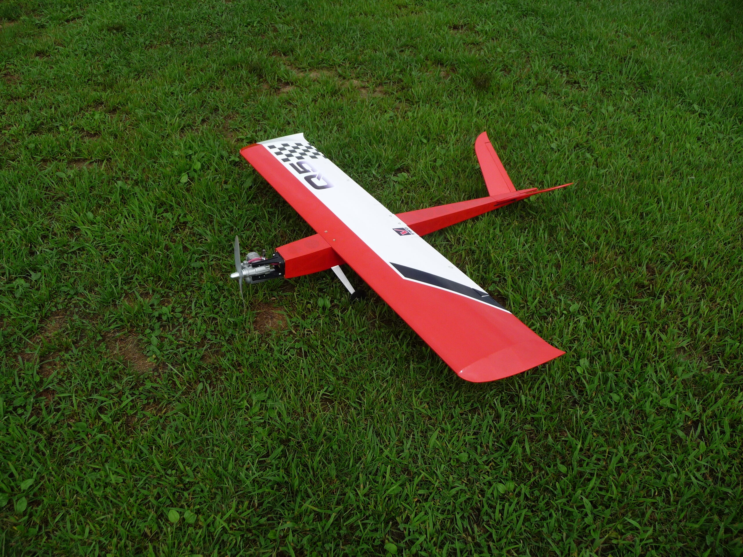 空中衝突する前のパイロンレース用機体。赤と白のレース塗装