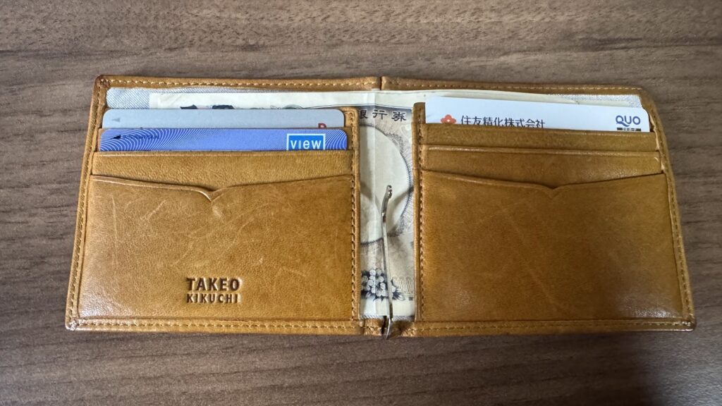 クレジットカード2枚と株主優待QUOカードだけが入ったスッキリした財布