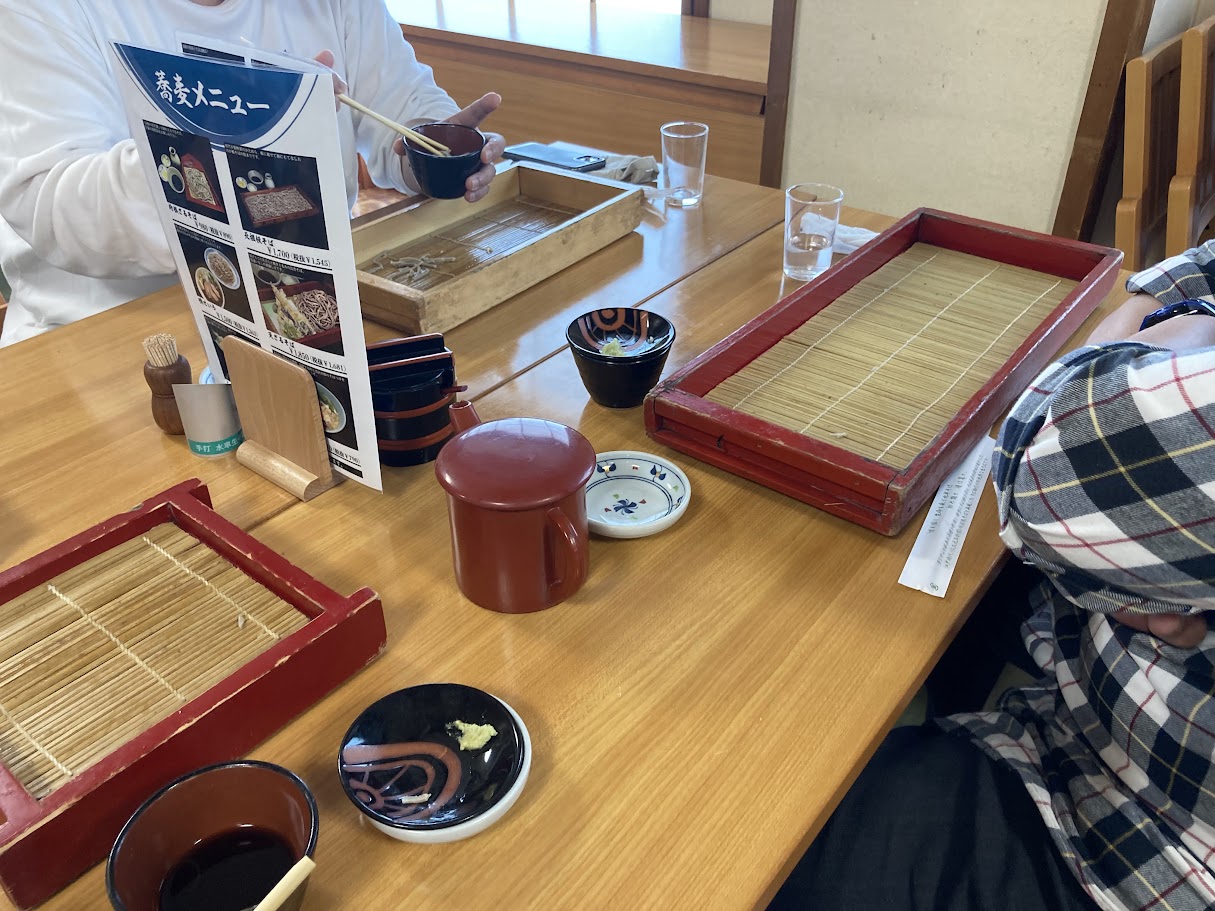 蕎麦を食べ終えたテーブル。空になった器が並んでいる