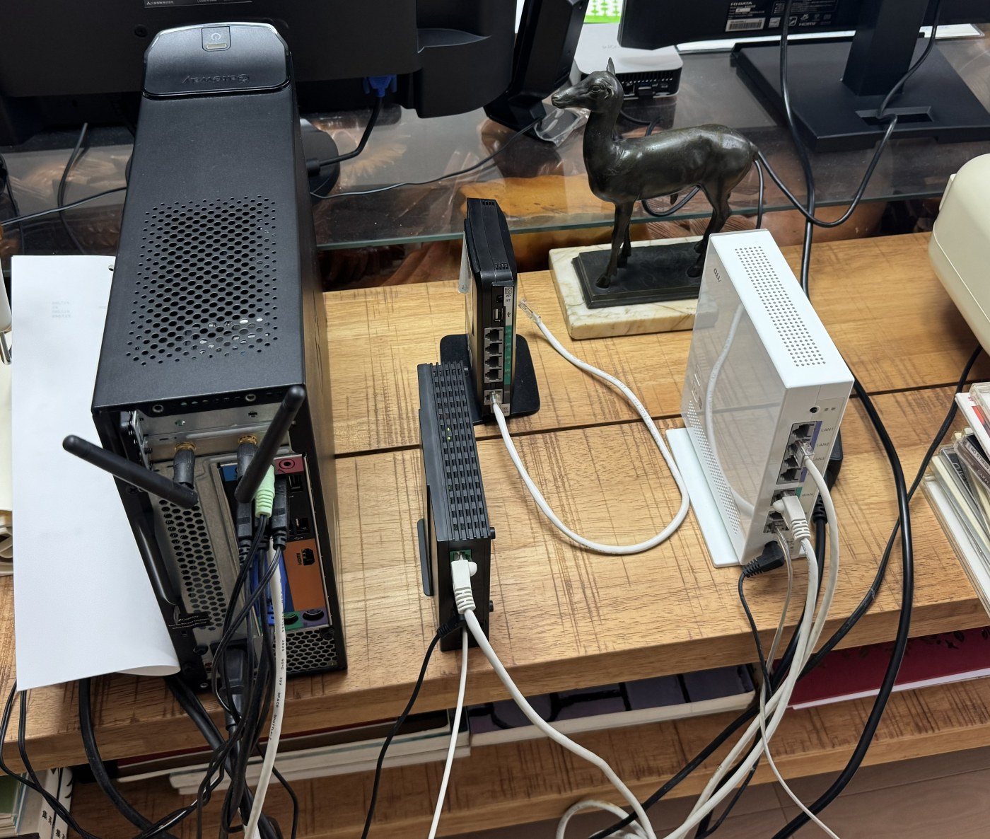 古いルーターを外して整理したあとの机まわり。機器3台とケーブルが整っている