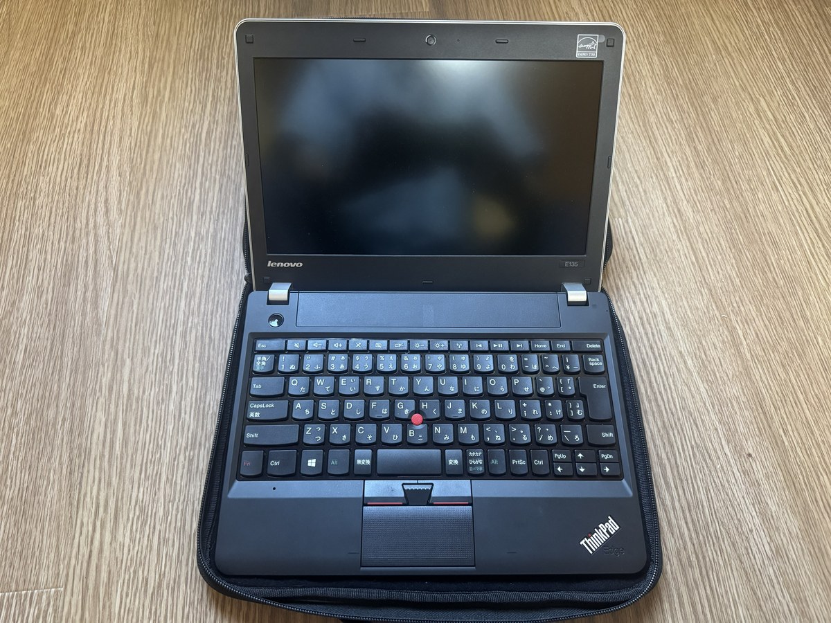 ケースの中に入っていたThinkPad Edge E135を開いたところ