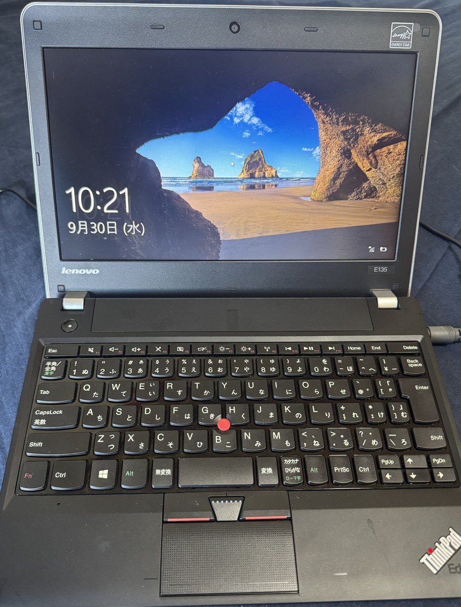 ThinkPad Edge E135を起動したWindows 10のロック画面。時計は10時21分と表示されている