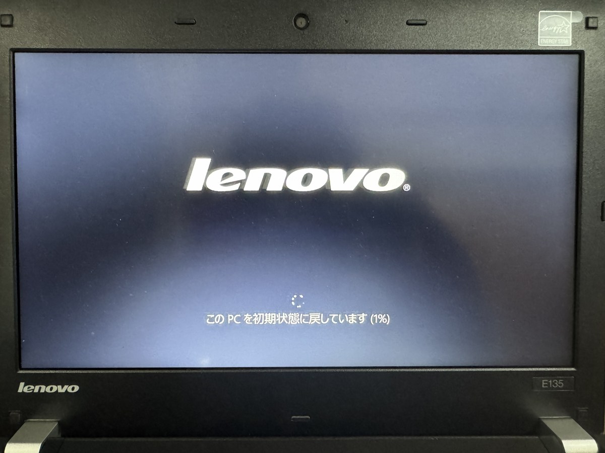 ThinkPad Edge E135の画面。lenovoのロゴの下に「このPCを初期状態に戻しています (1%)」