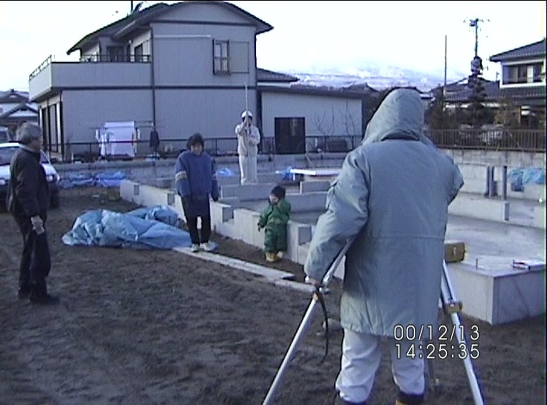 2000年12月、建築中の自宅と家族が写ったMiniDVの映像