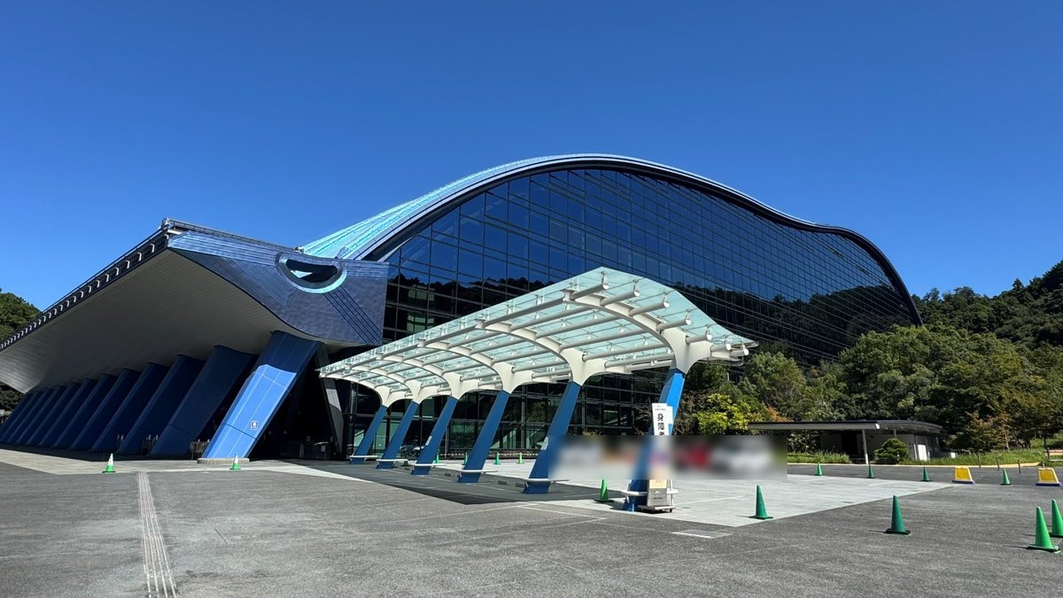 青いガラス張りの大きな屋根の九州国立博物館(車のナンバーはぼかしている)
