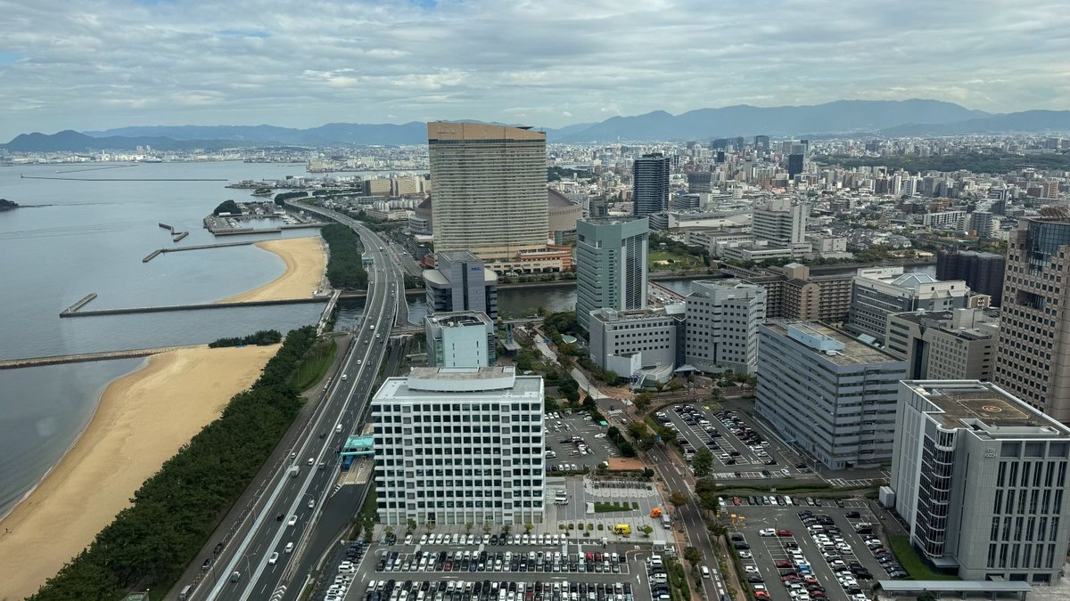 福岡タワーの展望室から見た海岸と町並み